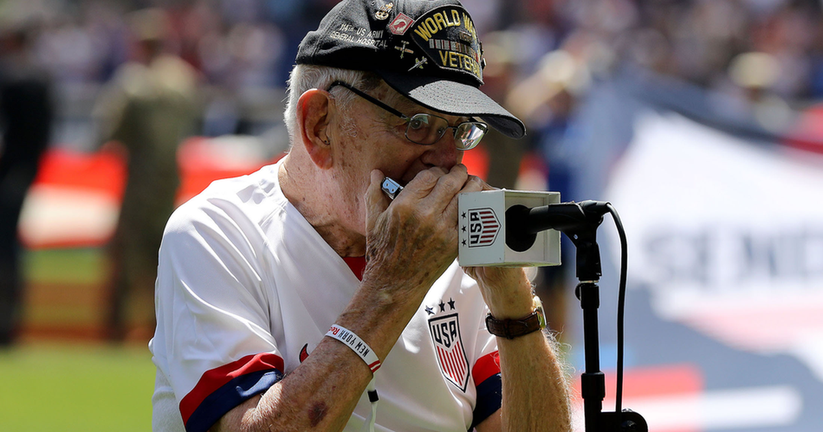 Amazing national anthem performance by a 96-year-old World ...
