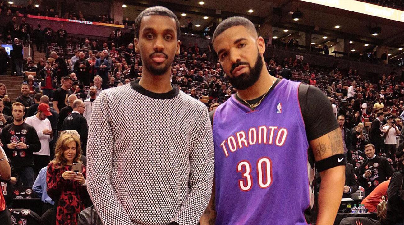 Drake wears Raptors' Dell Curry jersey 
